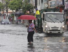 A los ciudadanos en Sauces les llegaba el agua hasta las pantorrillas.