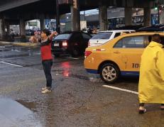 Ciudadanos tomaron la iniciativa de dirigir el trafico en la vía Daule, debido al gran embotellamiento.