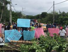 Los comuneros bloquearon un tramo de la Ruta del Spondylus.