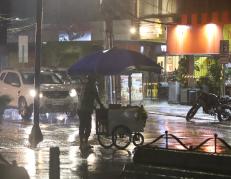 En zonas aledañas a la avenida Víctor Emilio Estrada, en Urdesa, y la avenida de las Américas el aguacero espantó a peatones.