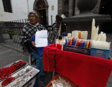 Quito: la abuelita que ruega por un permiso para vender sus velas