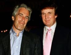 Jeffrey Epstein junto a Donald Trump, en una reunión en Palm Beach (Florida), en 1997.