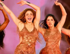 Natalia Palomares, junto a Shakira durante un concierto.