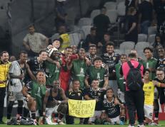 Barcelona SC festejando en el Neo Química de Sao Paulo.