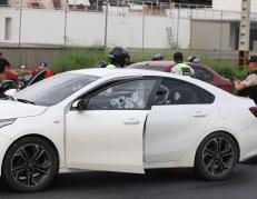 Agentes policiales acudieron al sitio para recabar indicios del suceso criminal.