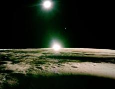 Imagen debajo del resplandor del horizonte sobre la superficie de la Luna mientras el sol cae.