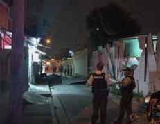 Una vivienda en el barrio Adolfo Bucaram quedó parcialmente destruida tras un ataque con explosivos.