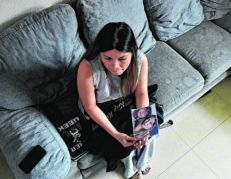 Roxana Ramos contempla una de las últimas fotografías que  se tomó junto  a su hijo.