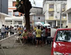 La zona comercial quedó alarmada y la policía cerró el espacio para tomar procedimiento.