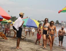 Miles de turistas disfrutaron de las playas de Santa Elena.