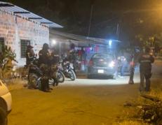 Crimen en Portoviejo: los agentes revisan el vehículo donde se movilizaban los supuestos sicarios.