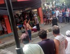 El cuerpo del adolescente de 17 años yacía sin vida en la calzada del malecón de Samborondón.