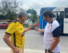 Gustavo Nivelo y Pepe Caballero hinchas de Barcelona que estuvieron en el partido de 1990.