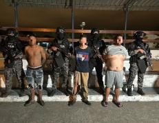 Estos son tres de los cuatro  detenidos tras el operativo. El faltante fue herido de bala tras el uso legítimo de la fuerza de los uniformados.