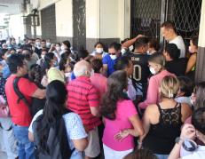 Así fue la aglomeración de personas este miércoles 7 de abril en el Centro de Salud N. 4 , ubicado en las calles Cuenca y Cacique Álvarez.