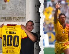 Carlos Muñoz con la camisita del Centenario en homenaje a su padre.