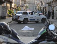 El cuerpo de la víctima fue cubierto con una sábada blanca hasta que llegó Criminalística.