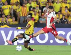 La defensa de Barcelona sufrió en el partido ante River Plate.
