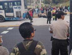 policía muere al ser embestido por una ecovía en Quito