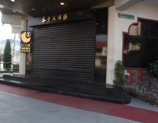 En las inmediaciones del restaurante quedaron rastros del hecho violento.
