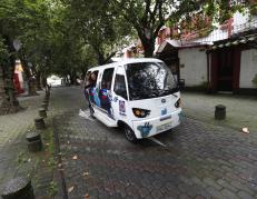 Turistas disfrutan de uno de los primeros viajes del 'mariscarrito'.