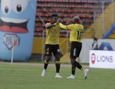 Felipe Caicedo y Gustavo Vallecilla en el festejo del empate.