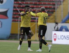Felipe Caicedo y Gustavo Vallecilla en el festejo del empate.