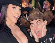 Angela White junto a Jordi El Niño Polla en los premios Pornhub 2025.