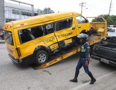 Así quedó el bus escolar luego del accidente.