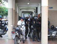 Policías se fueron de balacera con antisociales en el centro de Guayaquil.