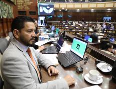 Otto Vera (PSC) fue el encargado de presentar la terna en el Pleno.