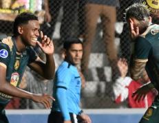 Festejo del gol de Mushuc Runa: Elián Caicedo y Bryan Daniel Bentaberry