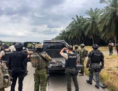Los sujetos estaban con capuchas y armas de fuego. Una persona fue aprehendida.