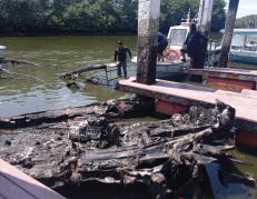 Embarcaciones destruidas tras atentado en Puerto El Morro, en Guayaquil.