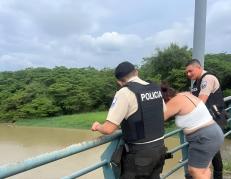 Policías evitaron una tragedia en Esmeraldas.