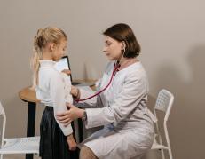 Los chequeos médicos en niños son relevantes para su correcto desarrollo.
