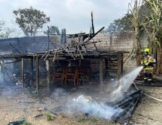 Así quedó la vivienda incendiada por el condenado en Atacames.