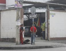 En los exteriores de este taller mecánico se registró el atentado con explosivos.