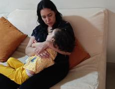 Mónica Gómez mientras trata de arrullar a su pequeña Fátima.
