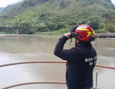 PAREJA CAYÓ DE PUENTE EN BAÑOS