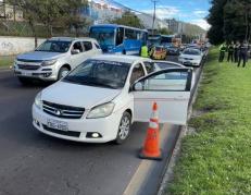 Vehículo en el que se movilizaban sospechosos que se enfrentaron con la Policía en Quito
