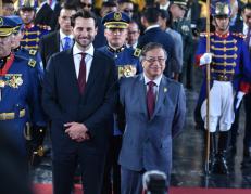 Gustavo Petro junto al presidente de la Asamblea de Ecuador, Niels Olsen.
