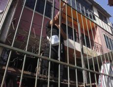 Los atacantes armados ingresaron a la fuerza a este domicilio.
