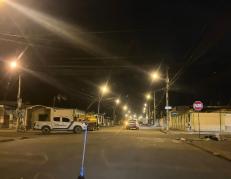 La víctima se encontraba sentado afuera de su vivienda.