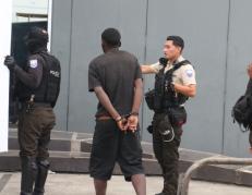 La Policía detiene a menor de edad en la isla Trinitaria.