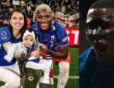 Moisés Caicedo en familia unidos por la camiseta del Chelsea.