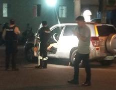 El vehículo en el que fue asesinada la pareja permaneció varias horas bajo custodia policial mientras se recopilaban indicios.