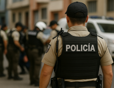 Policías durante operativo en Quito, Ecuador | Imagen creada con ChatGPT