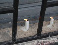 En el sitio del ataque, en el sur de Guayaquil, fueron colocadas velas en honor de los fallecidos.