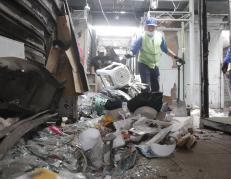 Trabajadores se encargaron de la recolección de escombros tras el atentado en la Bahía.